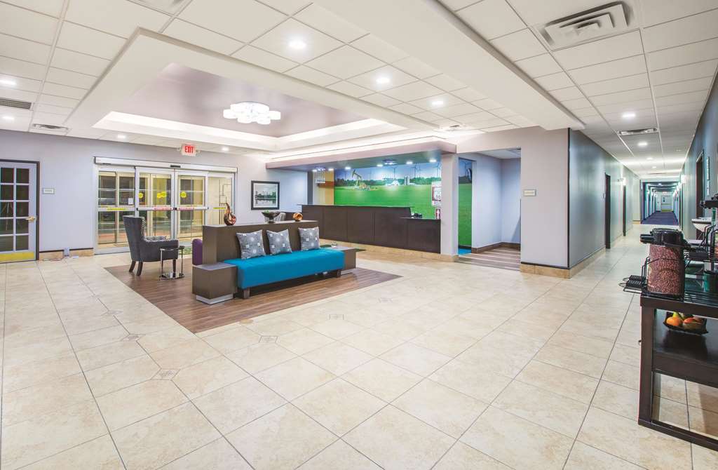 La Quinta Inn & Suites by Wyndham Tulsa Airpt Expo Square - photo 4