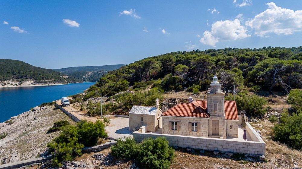 Saint Nicholas lighthouse - carbon neutral hotel in Pucisca
