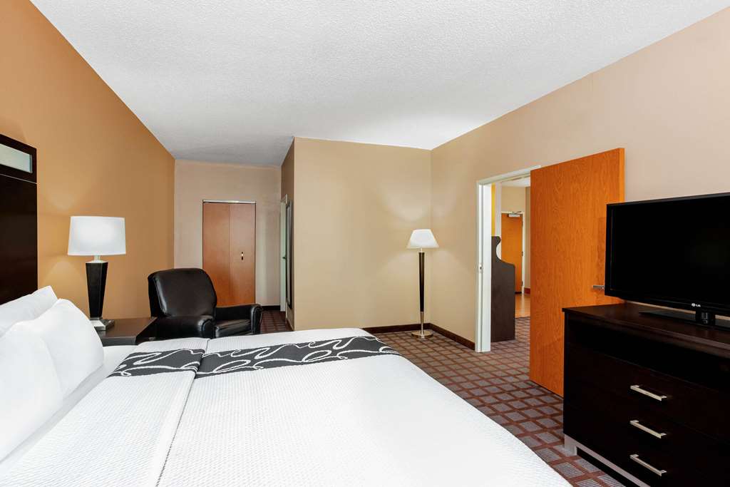 La Quinta Inn & Suites Indianapolis Airport West - photo 22