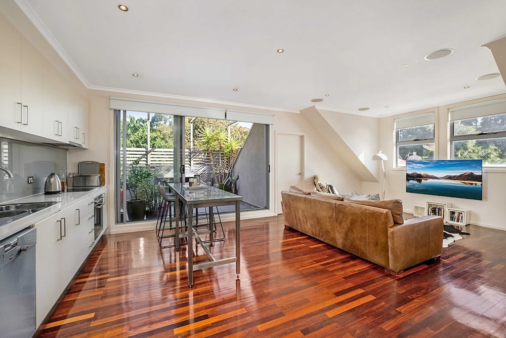 Stunning 2 Bed Unit with BBQ Patio near Dining — 4-Star Luxury Hotel in Melbourne, Australia