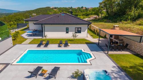 Villa Lauret with Hot Tub Sauna Heated Pool 3 En Suite Bedrooms — 4-Star Luxury Hotel in Grubine, Croatia