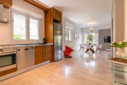 Cozy & Renovated Walk to beach — 4-Star Luxury Hotel in Athens, Greece