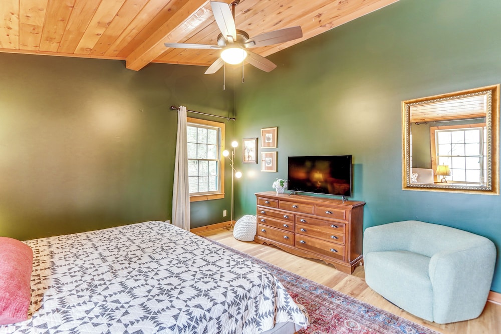 Cozy Ellijay Cabin Hot Tub Yard and Resort Access - photo 14