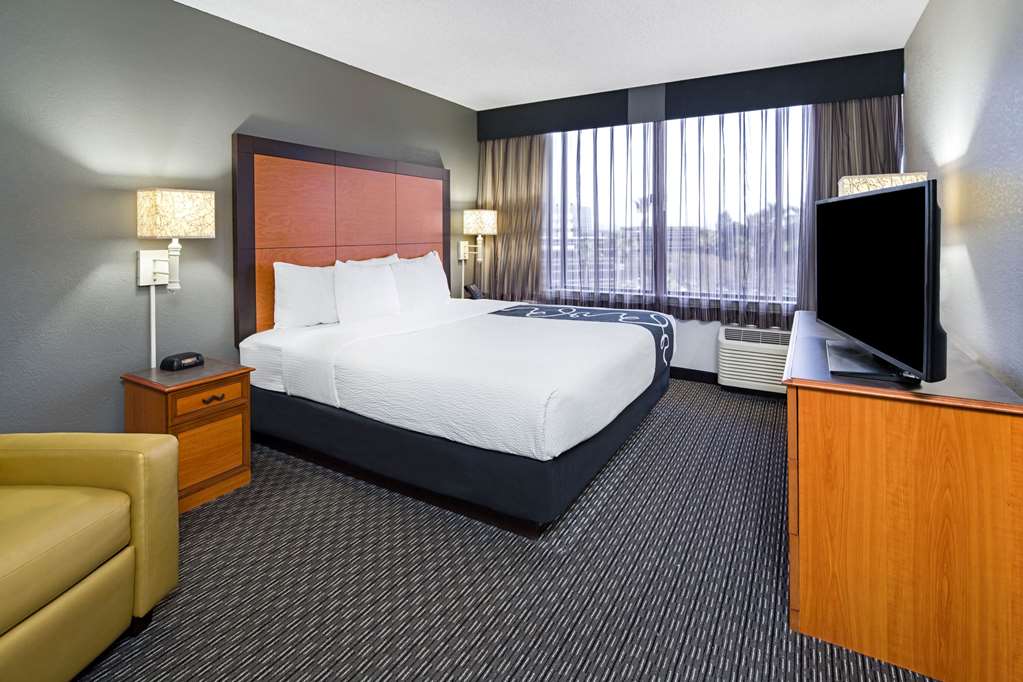 La Quinta Inn & Suites by Wyndham Buena Park - photo 28