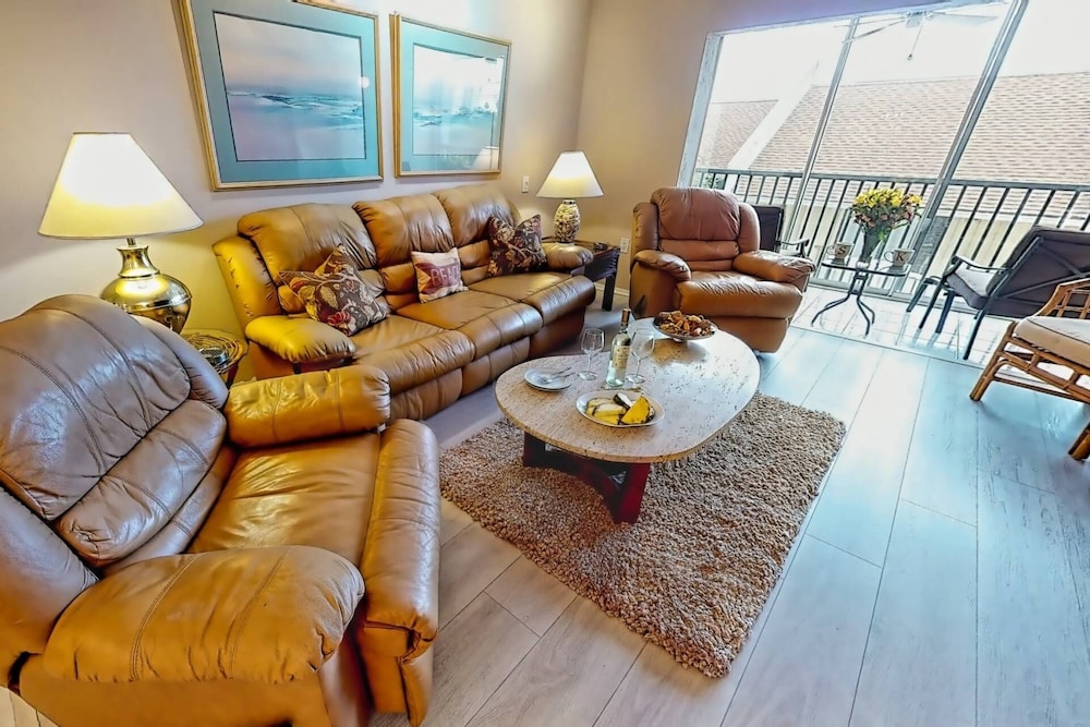Bay Oaks 4th Floor Corner Elevator — 4-Star Luxury Hotel in Siesta Key, United States