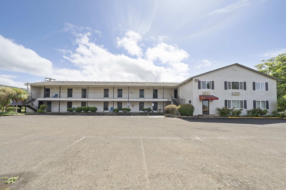 Garibaldi Inn at the Bay - photo 41