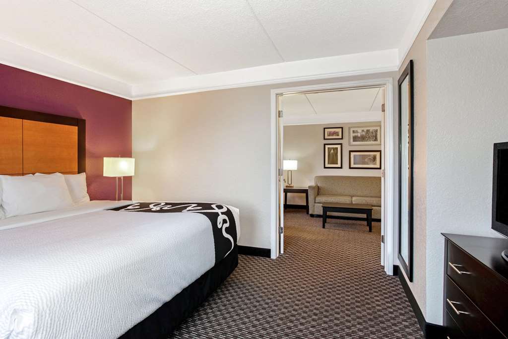 La Quinta Inn & Suites by Wyndham Orlando Airport - photo 59
