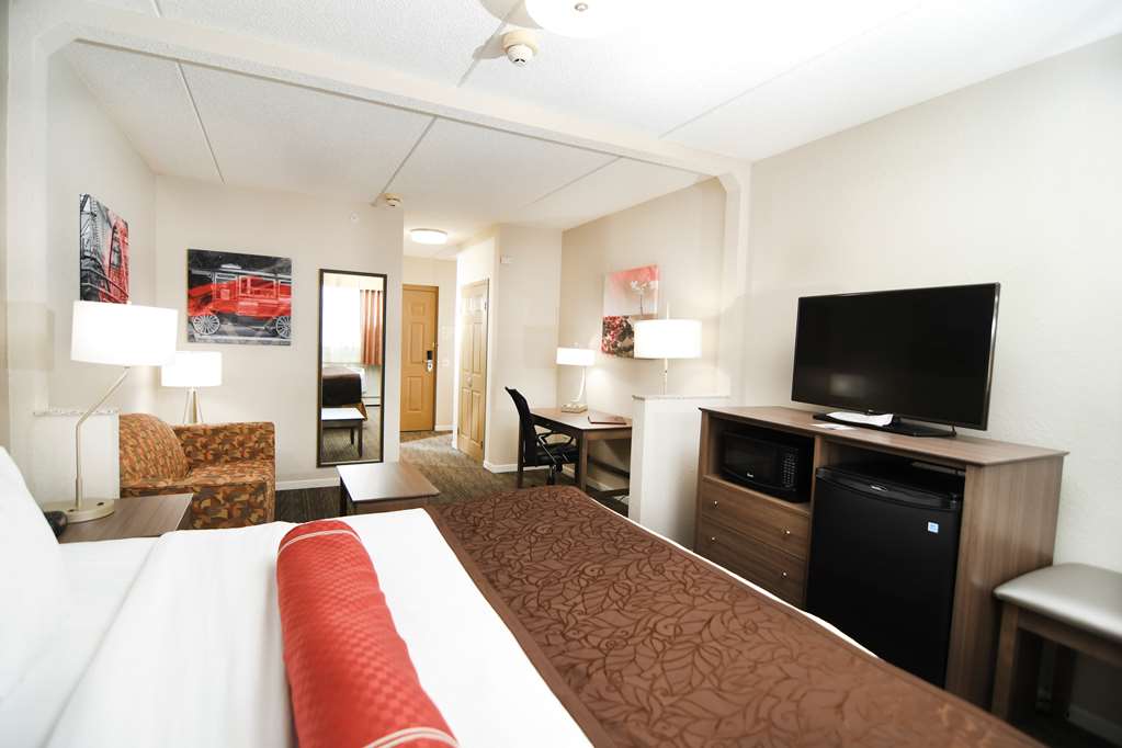 Best Western Plus Sandusky Hotel & Suites - photo 32