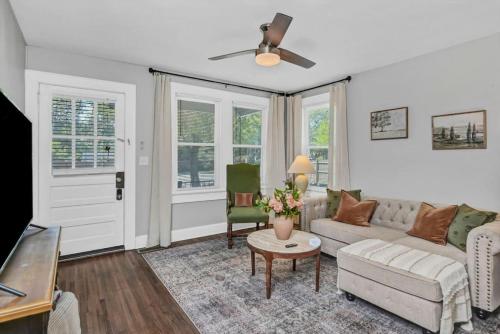 Revamped 3BR Oasis Forest Dr in Columbia, United States