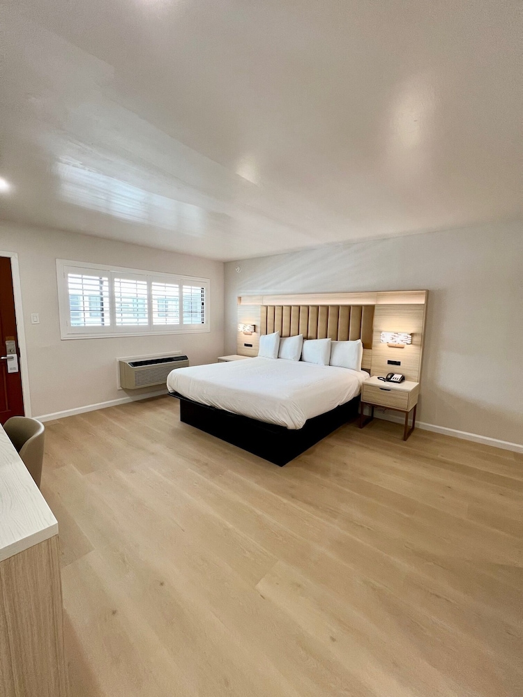 Nob Hill Motor Inn - photo 6