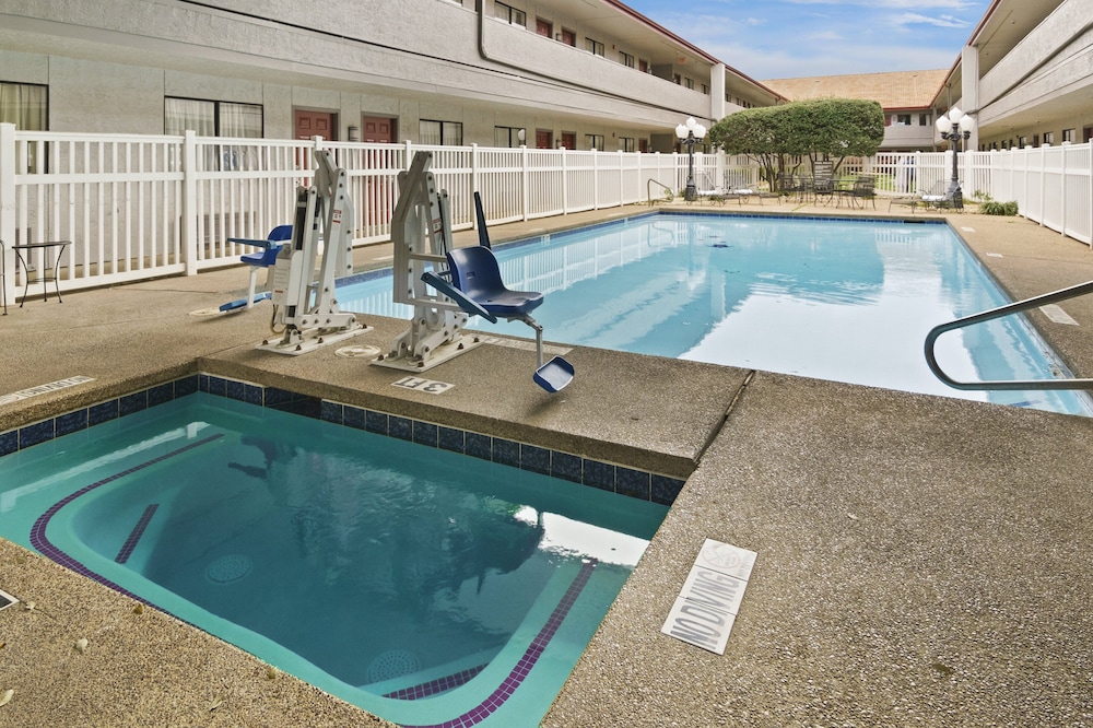 Red Roof Inn & Suites Irving DFW Airport South - photo 29
