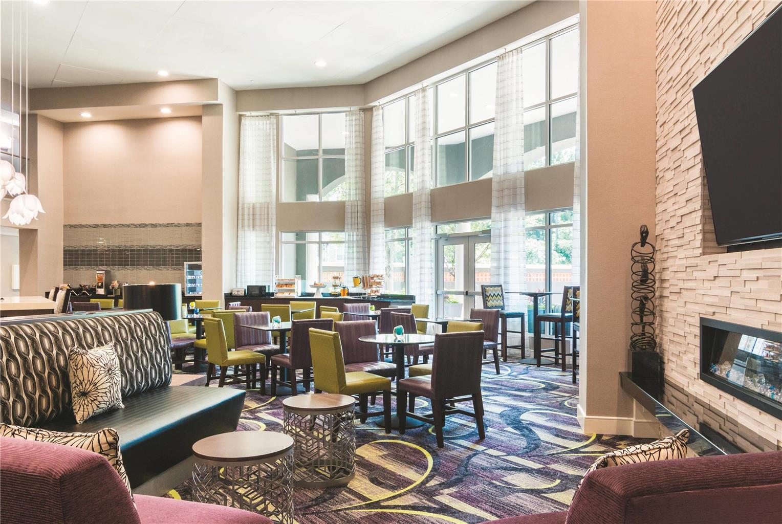 La Quinta Inn & Suites by Wyndham Atlanta Perimeter Medical - photo 10