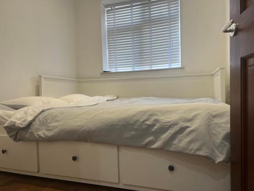 Self contain studio with room double bed kitchen - carbon neutral hotel in London