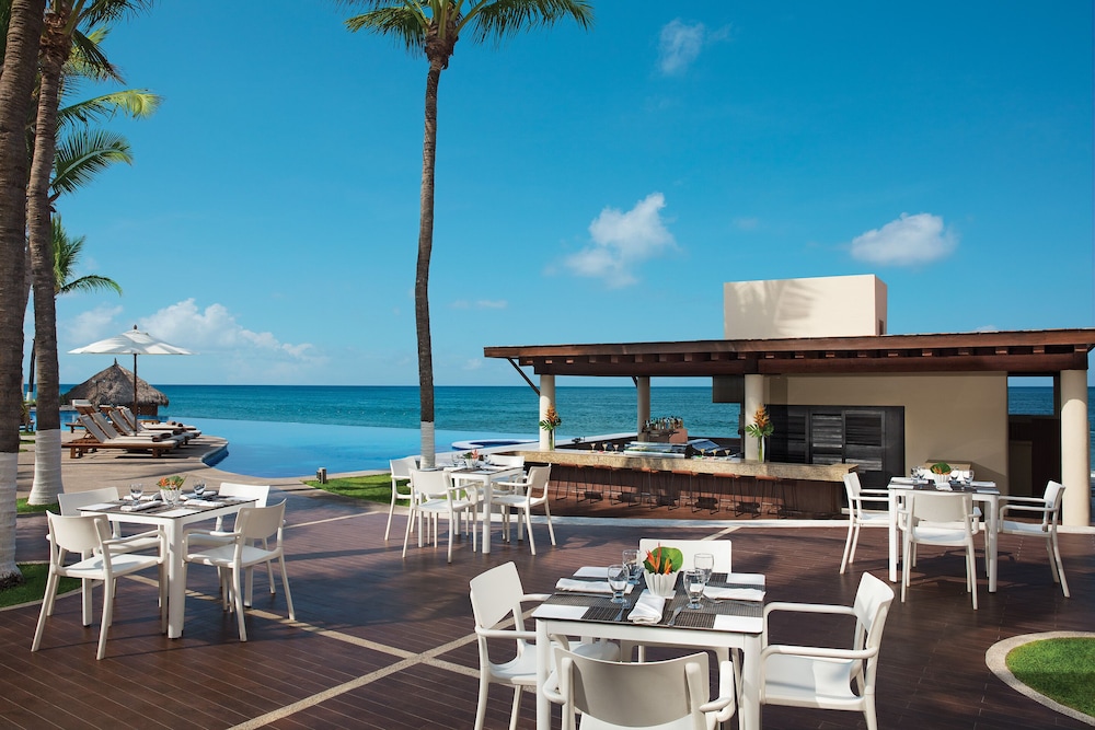 Swim-up bar