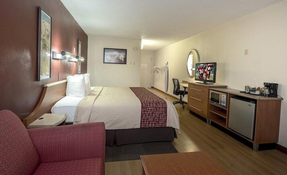 Red Roof Inn and Suites Cleveland Elyria - photo 16