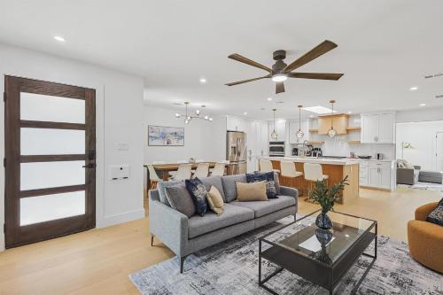 3 BD 3 BA Bungalow ft Backyard w Deck & Firepit — 4-Star Luxury Hotel in Dallas, United States