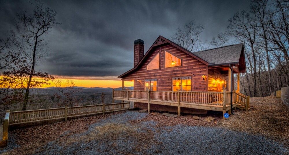 Mystic Mountain Lodge — 4-Star Luxury Hotel in Pleasant Hill, United States