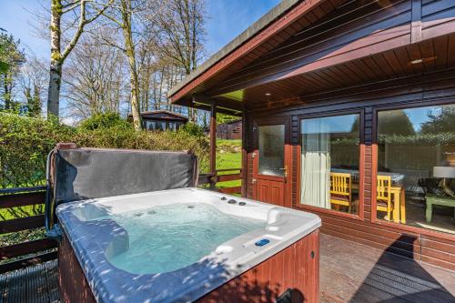 Birch Lodge 12 with Hot Tub — 4-Star Luxury Hotel in Newton Stewart, United Kingdom