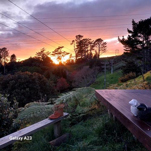 Cosy Country Cottage on a Sunny Hill — 4-Star Luxury Hotel in New Plymouth, New Zealand