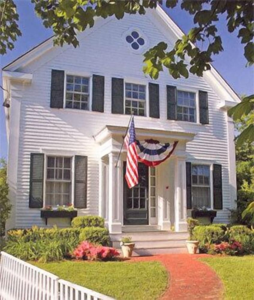 The Ashley Inn - carbon neutral hotel in Edgartown