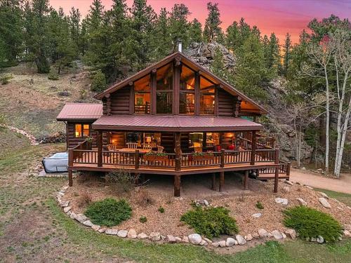 Classic Log Cabin near Rocky Mountain National Park and near Skiing — 4-Star Luxury Hotel in Lyons, United States