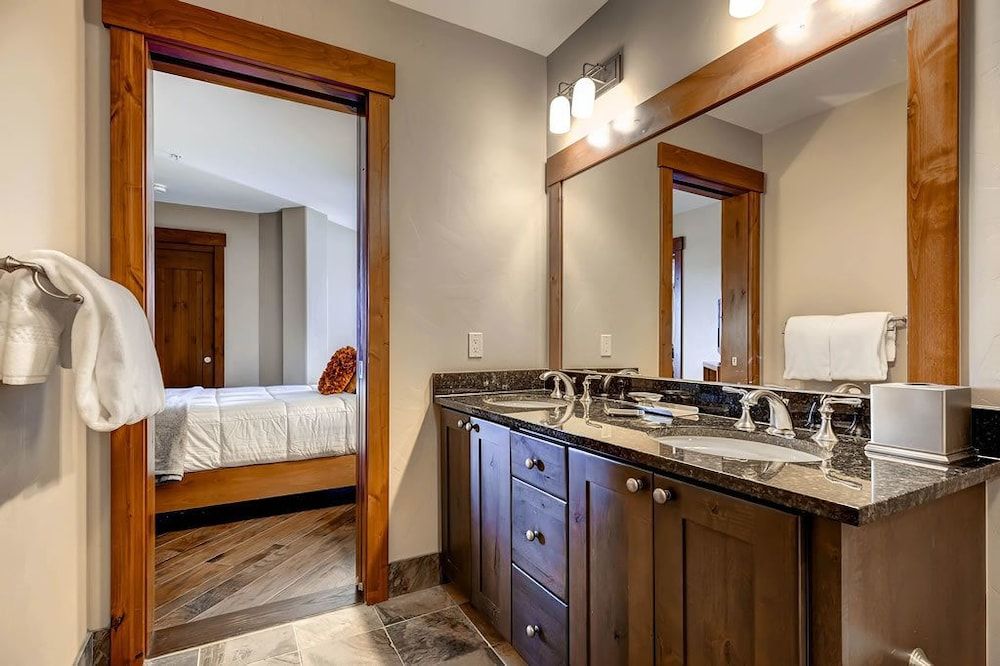 One Ski Hill Place 8308 Ski In Ski Out by RedAwning — 4-Star Luxury Hotel in Breckenridge, United States