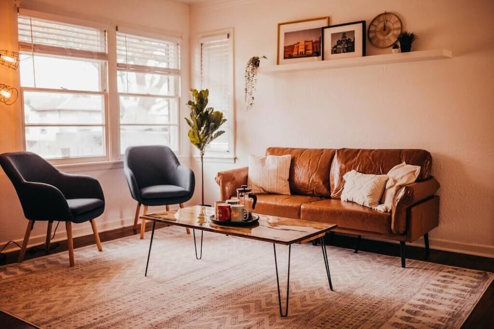 The Burrow Cozy 3 Bdrm Hm Free Parking 20770872 — Waxahachie