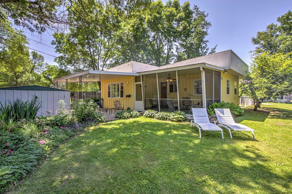 Walk to River Its A Wonderful Life Cottage — 4-Star Luxury Hotel in Bellevue, United States