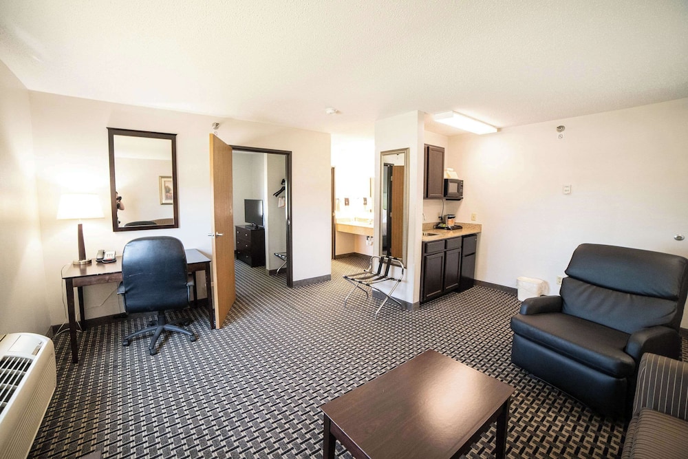 Quality Inn & Suites Watertown near Prairie Lakes Ice Arena - photo 36
