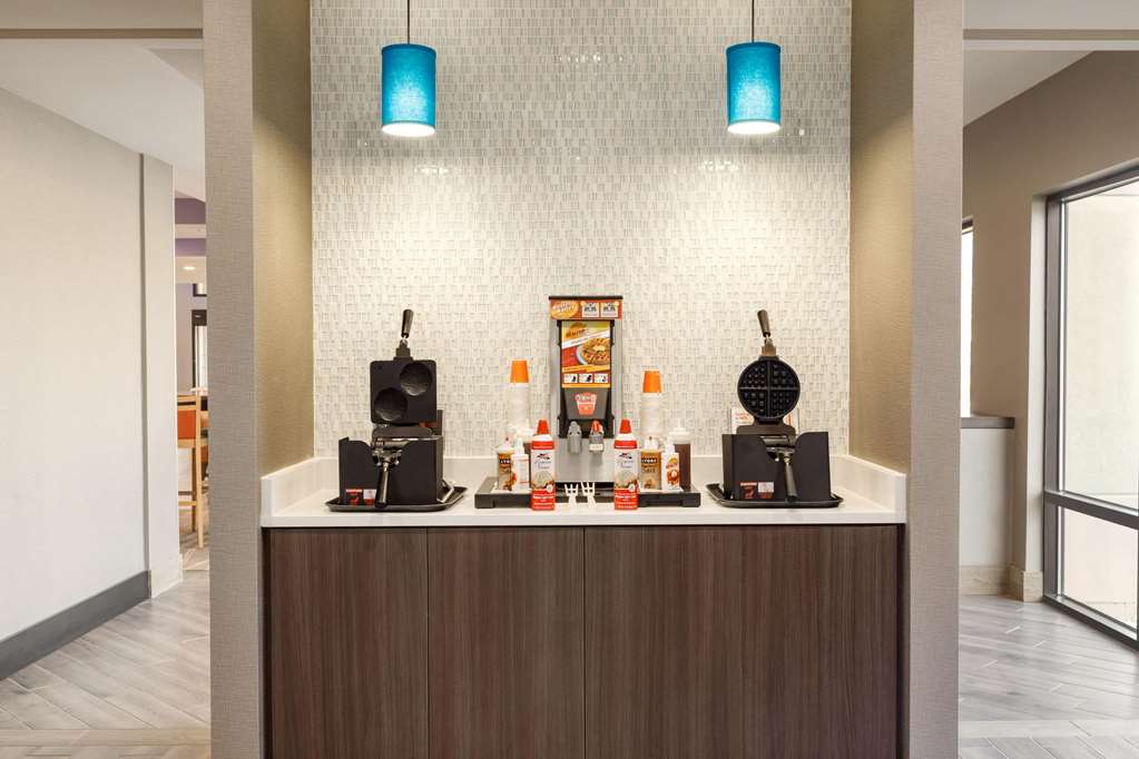 La Quinta Inn & Suites by Wyndham St Louis Route 66 - photo 30