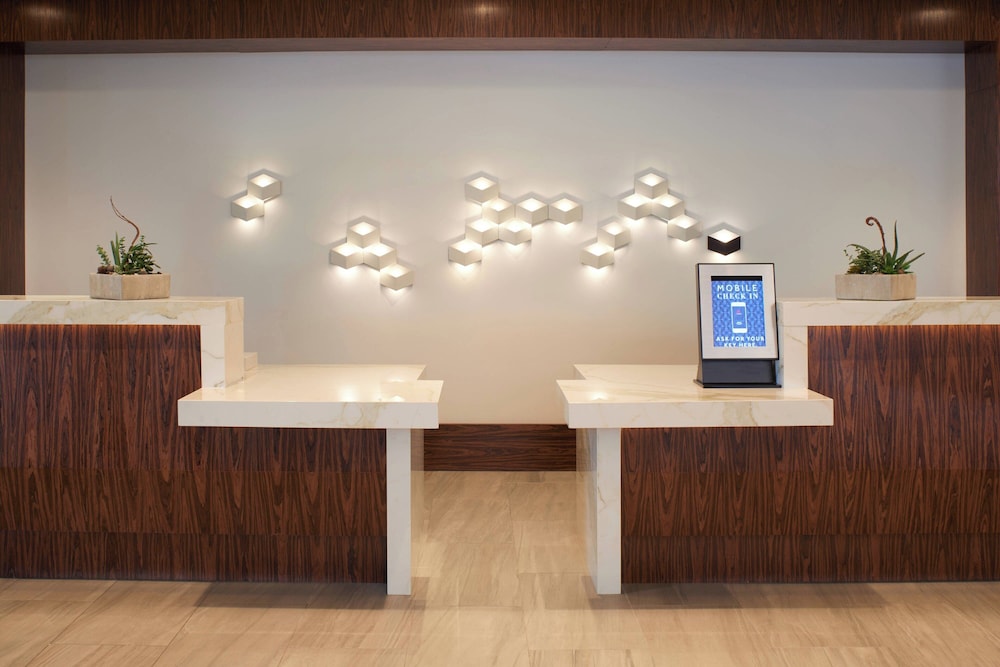 Marriott East Lansing at University Place - photo 4