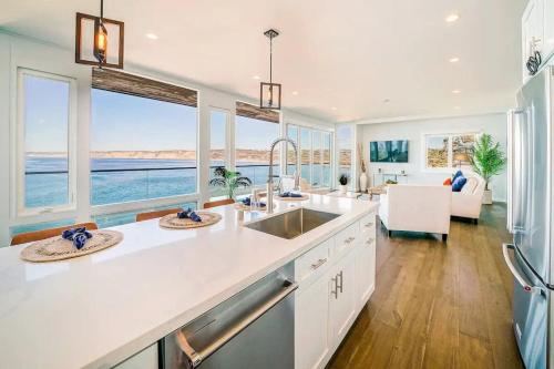Panoramic Ocean Vistas With Hot Tub and Firepit — 4-Star Luxury Hotel in San Diego, United States