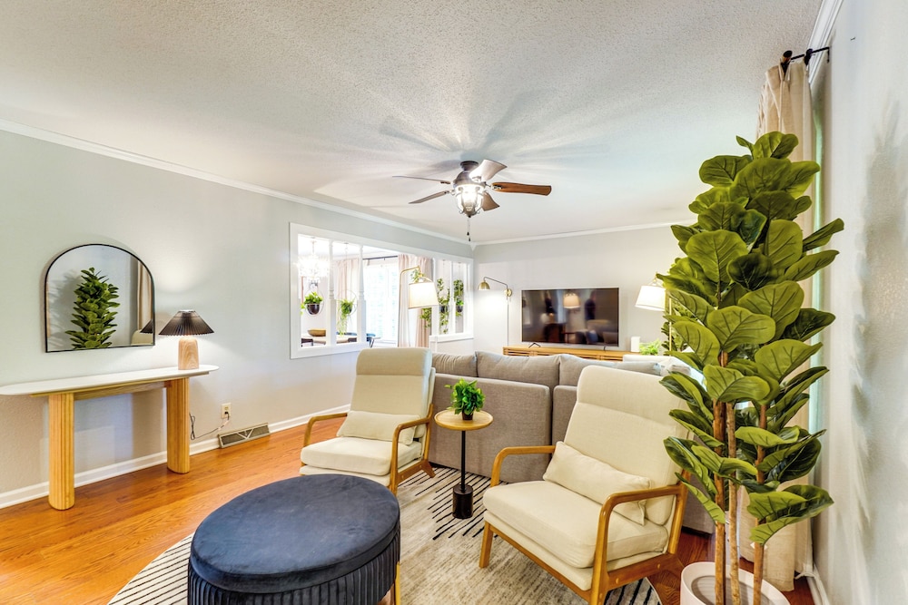 1 Mi to Dtwn: Quiet Retreat w Yard in Clinton in Clinton, United States