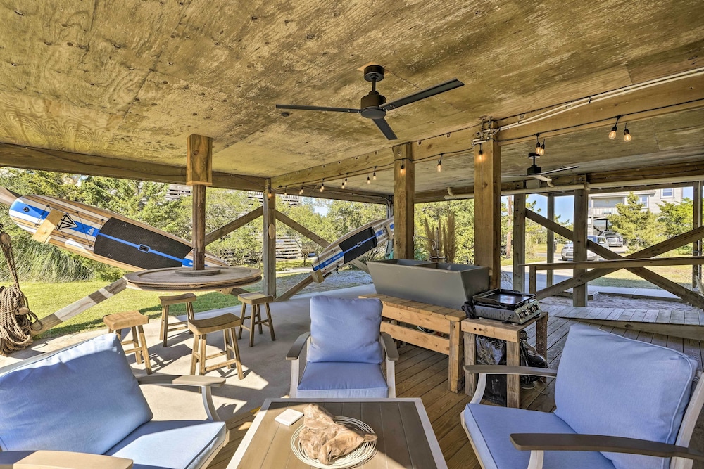 Walk to Bay and Boat Launch Beach House in Avon — 4-Star Luxury Hotel in Avon, United States