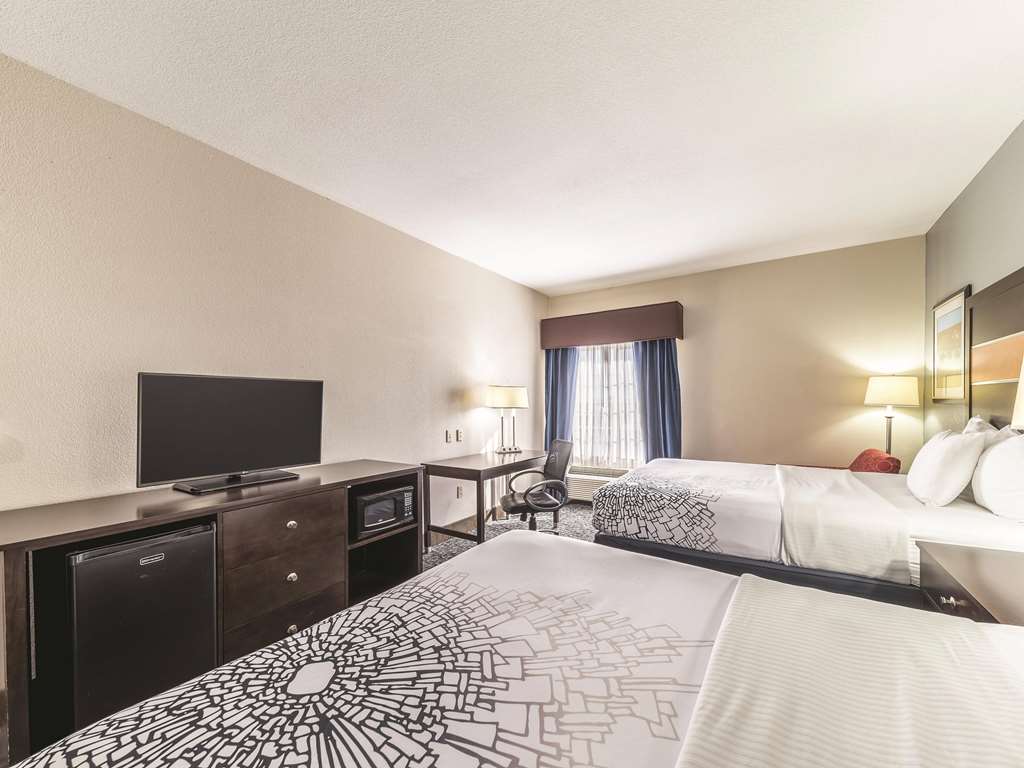 La Quinta Inn & Suites by Wyndham Tulsa Catoosa Route 66 - photo 13