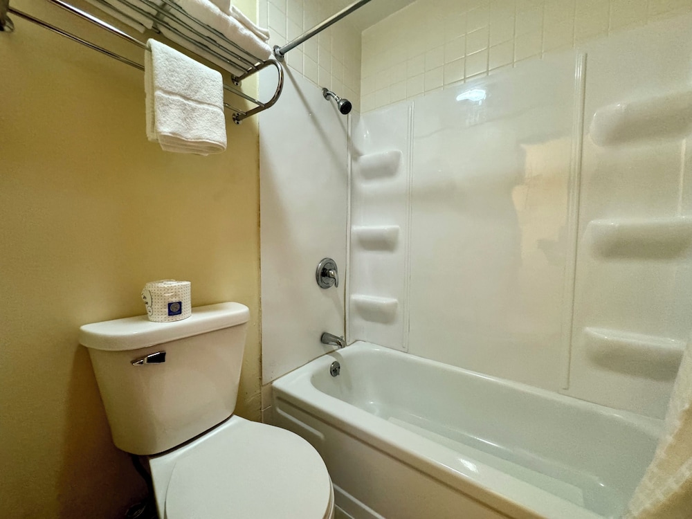 FairBridge Inn Express Hiawatha - photo 11