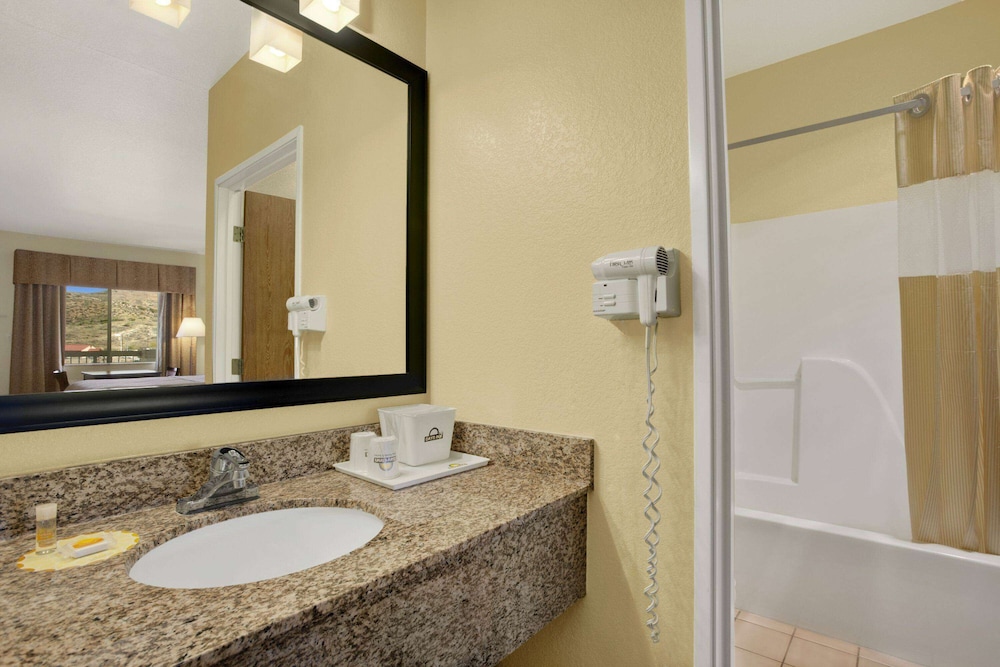 Days Inn by Wyndham Globe - photo 6