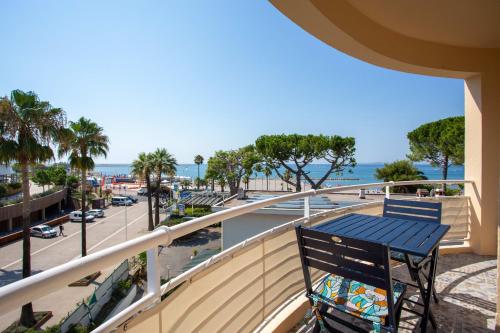 Apartment T2 air conditioned sea view — 4-Star Luxury Hotel in Saint-Laurent-Du-Var, France