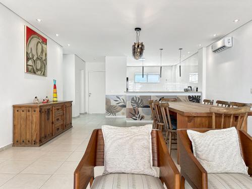 100 metros da praia Condomínio 3 suítes Churrasqueira in Guaruja, Brasil