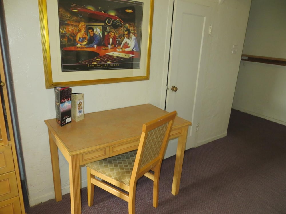 El Trovatore Motel - photo 40