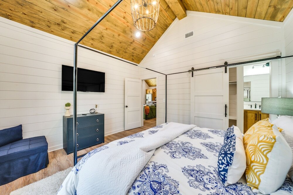 Chic Forest Hideaway in Broken Bow w Hot Tub in Broken Bow, United States