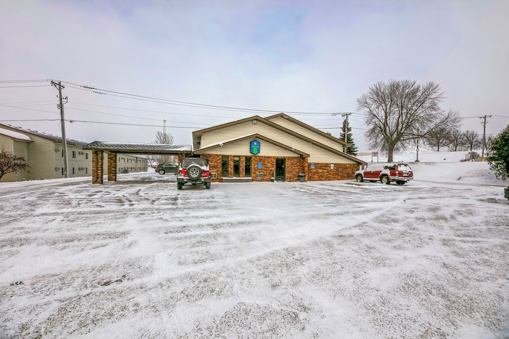 Hotel 8 Fergus Falls - photo 40