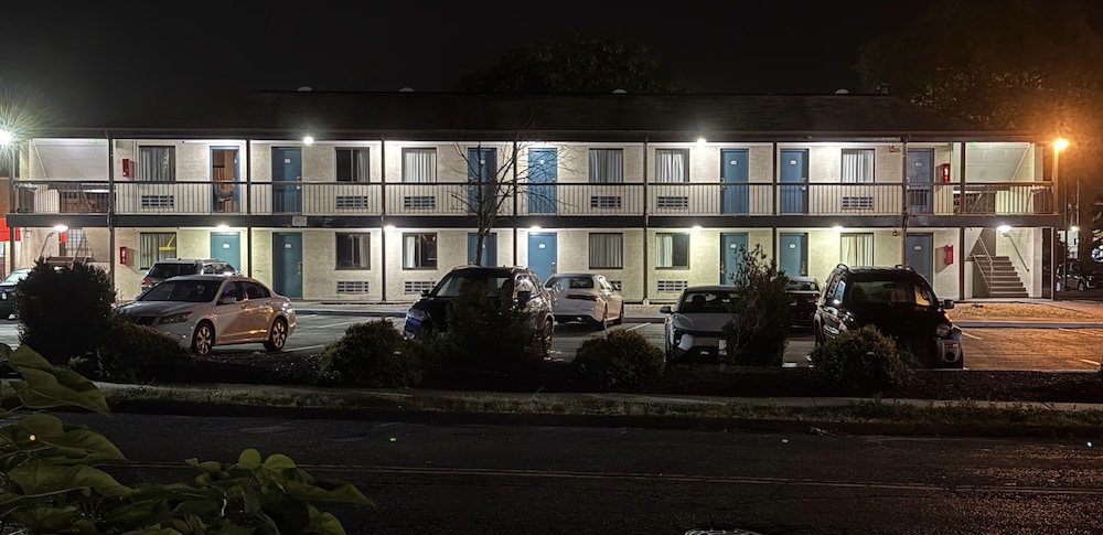 Red Carpet Inn Norwalk - photo 37