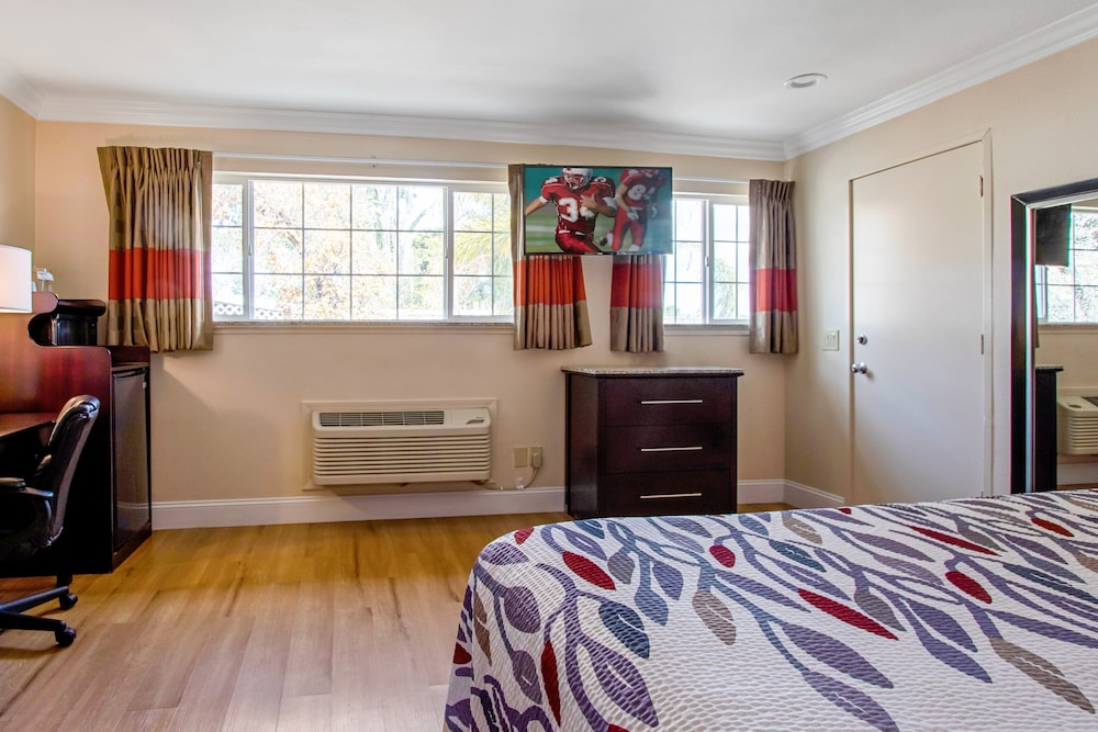 Red Roof Inn & Suites Monterey - photo 25