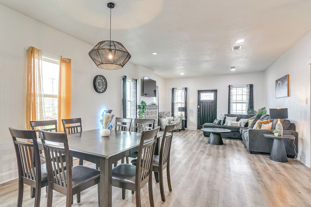 1 Mi to Beaches: Galveston Retreat w Patio in Galveston, United States
