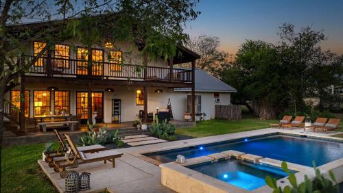 Rockhouse at Ololo Hot Tub Pool Sleeps 12 in Fredericksburg, United States