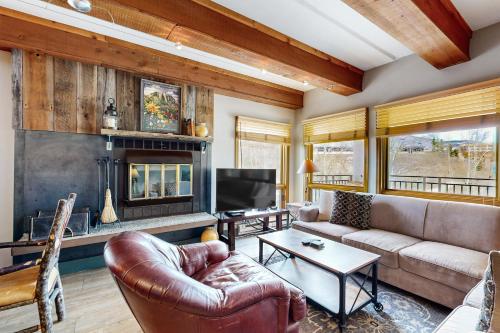 Snowcapped Sparkle — 4-Star Luxury Hotel in Crested Butte, United States