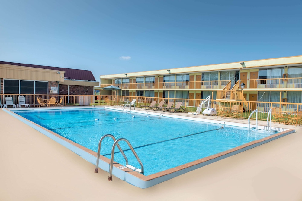 Days Inn by Wyndham Salem - photo 29