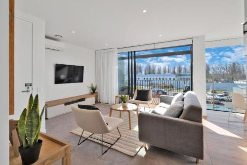 Top Floor Luxury City Central w Sunny Balcony — 4-Star Luxury Hotel in Christchurch, New Zealand