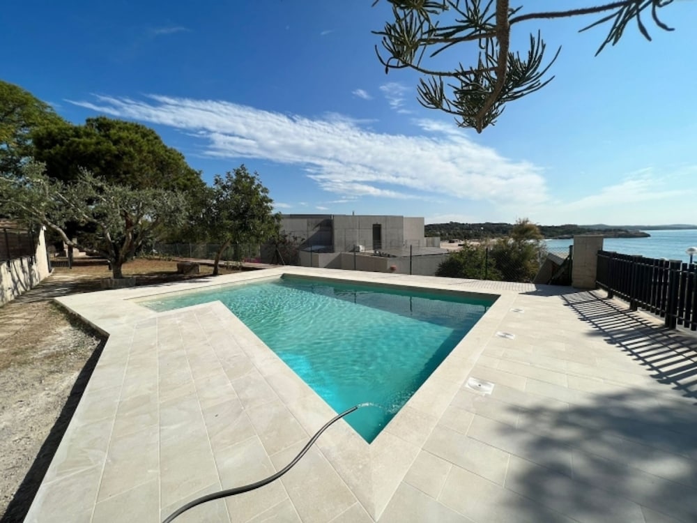 Villa Alegre Spacious and within walking distance of the beach — 4-Star Luxury Hotel in Tarragona, Spain